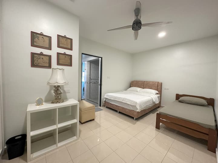 Спалня Blossom Suite. Това е единствената спалня без прозорец, но получавате голяма баня!