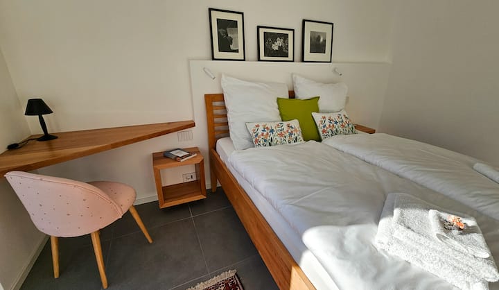 Სამუშაო მაგიდა, ტუმბო და საწოლი დამზადებულია ევროპული ხის ხისგან