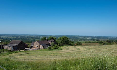 Unique family farm stay nr Alton Towers. Sleeps 16