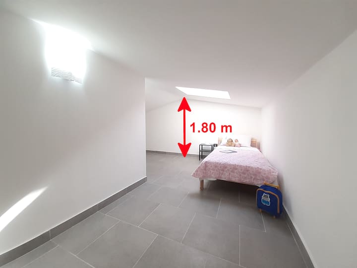 חדר שינה בעליית גג. גובה תקרה מינימום 1.25 מ 'E מקסימום 1.80 מ '.