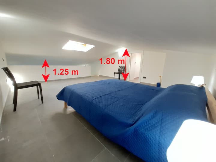 חדר שינה בעליית גג. גובה התקרה המצוין בתמונה.