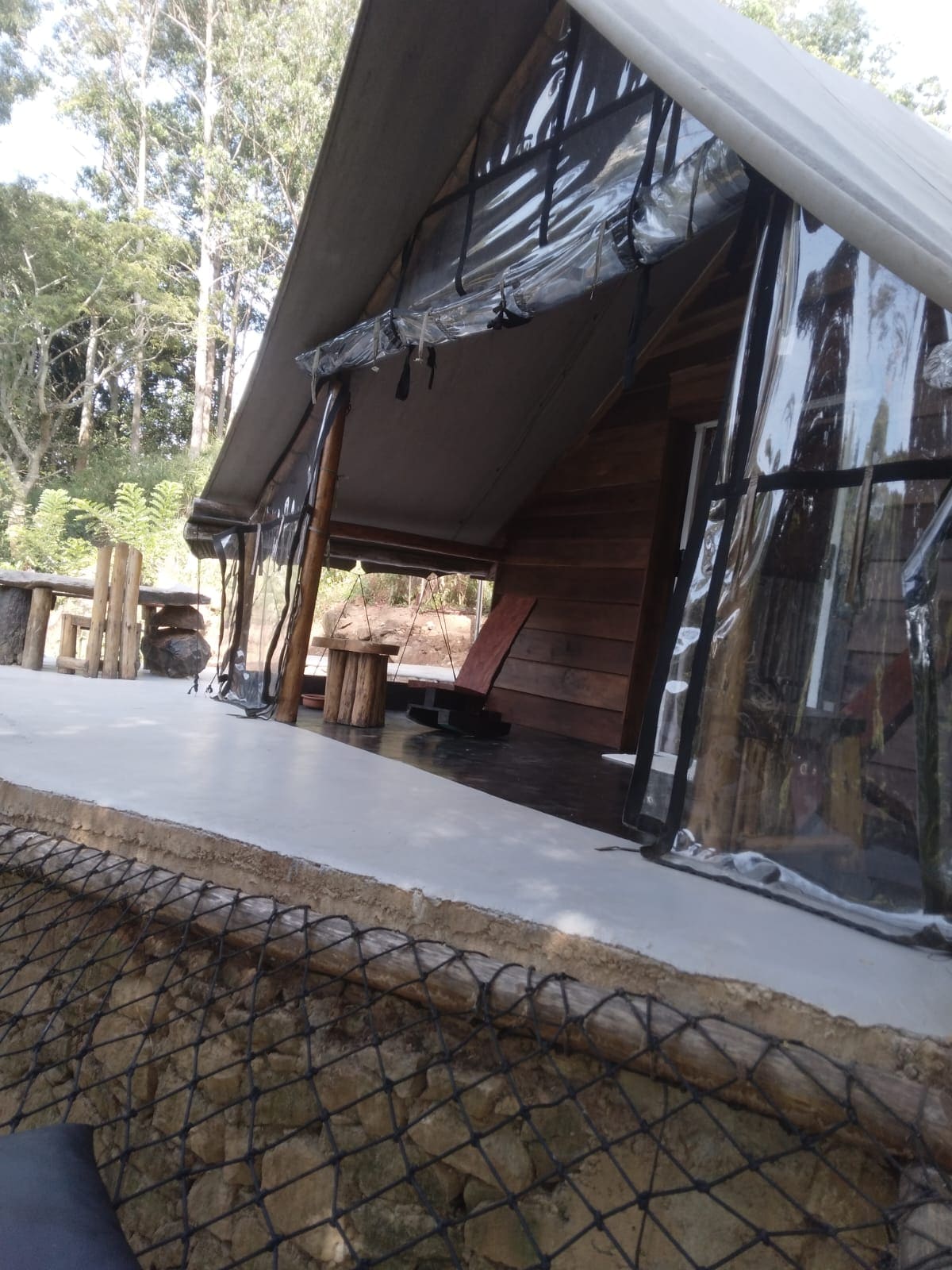 طاولة طعام حجرية
1 كرسي هزاز 
1 كرسي مستقر 
أرجوحة إنفينيتي 
إطلالة على الشلال وإطلالة على الجبل 
