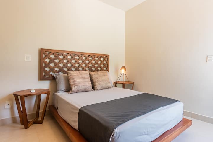 Chumba cha 2 cha kulala kwenye ghorofa ya juu na kitanda cha ukubwa wa malkia.