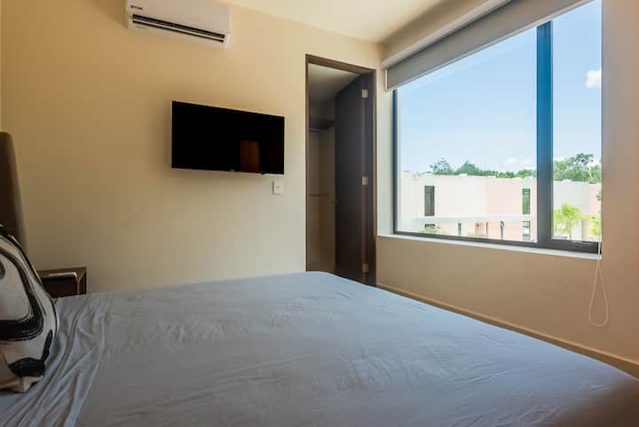 Chumba cha 3 cha kulala kwenye ghorofa ya juu kilicho na kitanda cha ukubwa wa kifalme, kabati kamili na bafu kamili la Kanada.