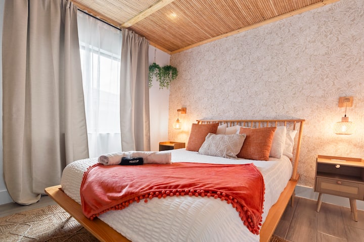 Una habitación acogedora y cálida, romántica e intrigante, lo que la convierte en el refugio perfecto para pasar noches encantadoras.