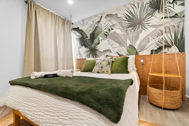 Un toque de imaginación, con mesitas de noche colgadas del techo, papel pintado de palmeras y un estilo tropical y natural en general, crea un ambiente donde relajarte y sentirte inmerso en un lugar verdaderamente especial.