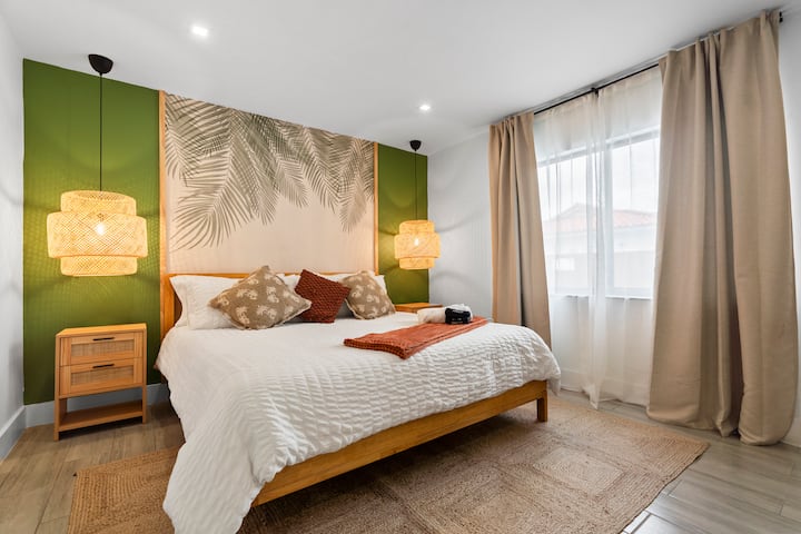 El dormitorio principal cuenta con una ventana con vistas a la piscina y al patio, con un baño que complementa a la perfección el dormitorio.