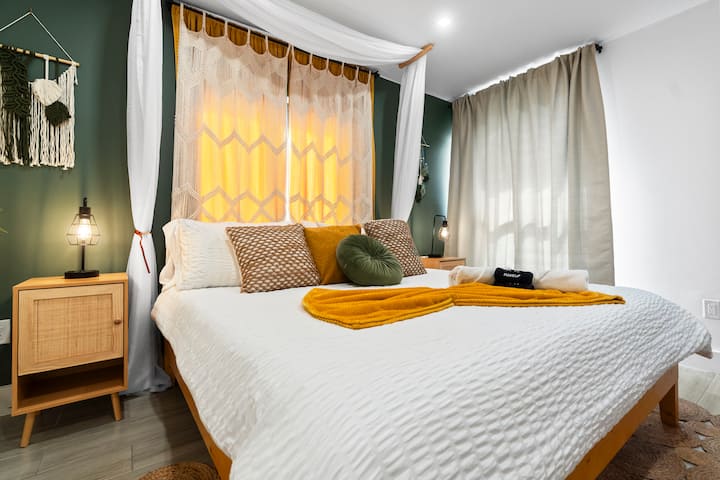 La mezcla de colores y elementos hace que este espacio sea animado y único. Esta habitación está impregnada de una combinación de verde y amarillo, creando un ambiente alegre. Los detalles de macramé artesanales mejoran la estética de la habitación,proporcionando un estilo bohemio y artístico.