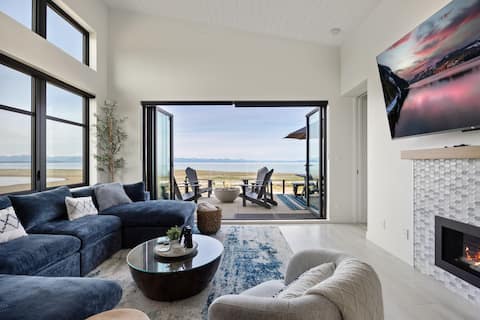 Top performing Airbnb: Beachfront Villa #14 at THE BEACH HOUSE in Comox Valley C (Puntledge Black Creek)