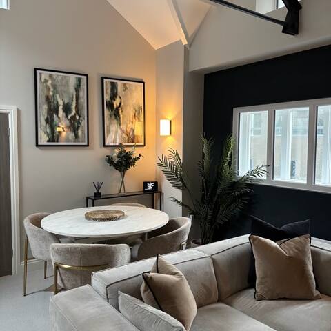 Chambers Residence 5* Tudor | 3BR | Penthouse gallery image 3