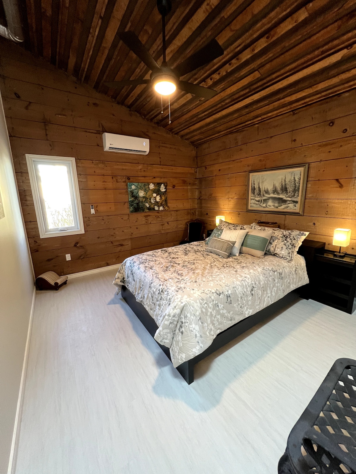 Dhoma e dytë e gjumit me krevat dopio "Queen" dhe dollap të madh!