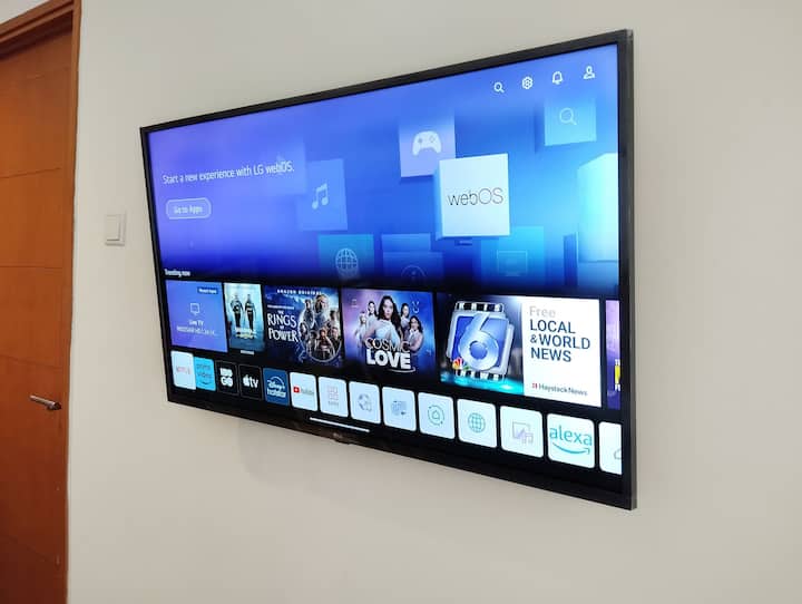 onze woonkamer heeft een 43-inch smart-tv, je kunt Netflix, Apple TV of iets anders kijken met je account. en je kunt youtube kijken.