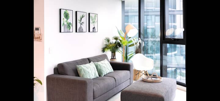 Jaw-dropping Infinity Pool + Stylish 2bd+1c - Brisbane