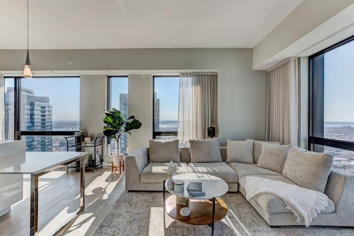 Dream Home Retreat – 43rd Floor Spectacular View