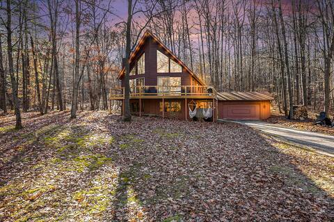 Canadian Lakes Chalet with Hot Tub & Movie Theater