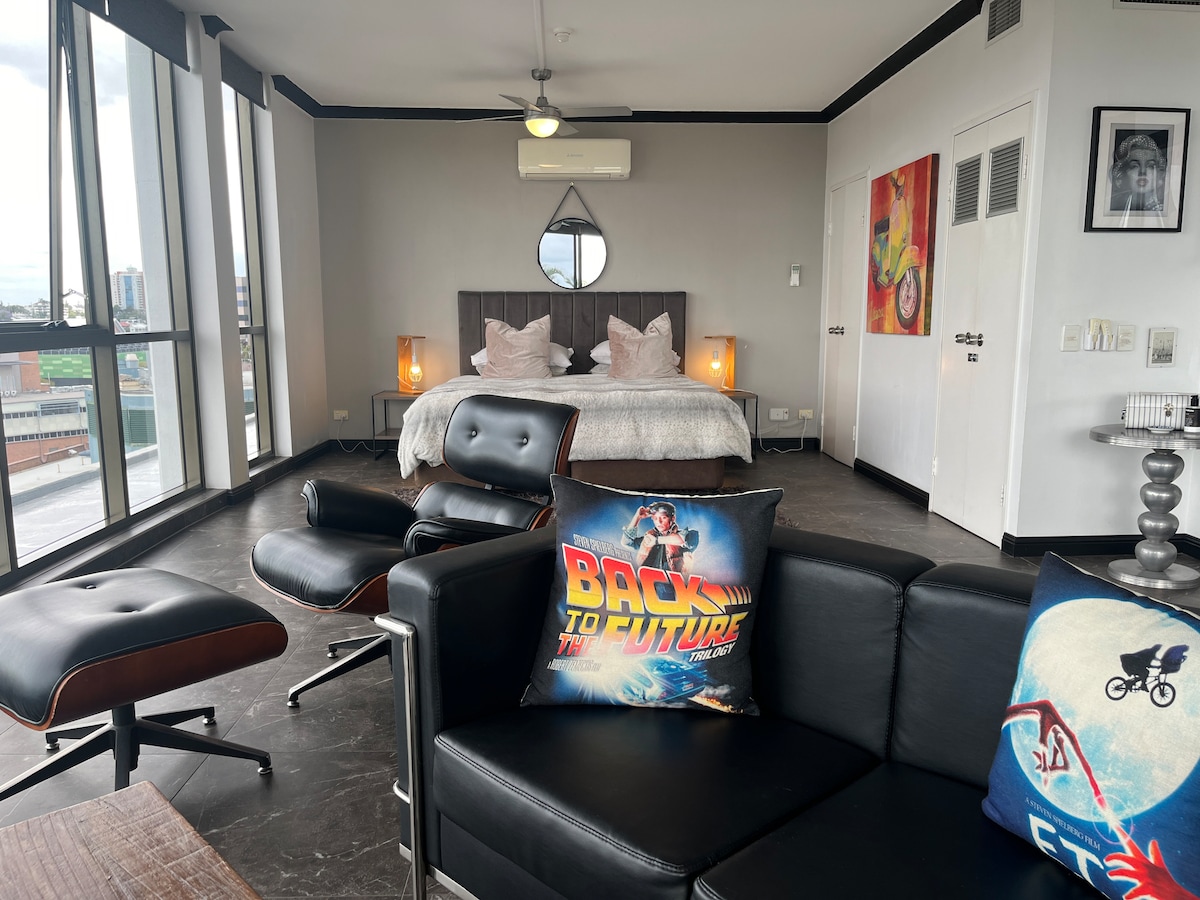 Espacio de planta abierta - Área de salón y dormitorio. Configuración de cama king