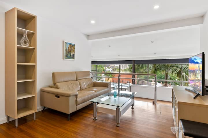 Amazing Views, Pool, 2 Bed, 2 Bath, Parking - Sydney