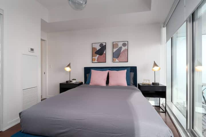 Dormitorio con cama tamaño queen