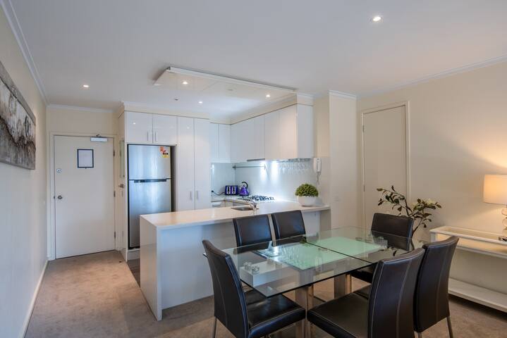 Unique 4-Bedroom Apt. with Balcony | Casino, MCEC gallery image 5