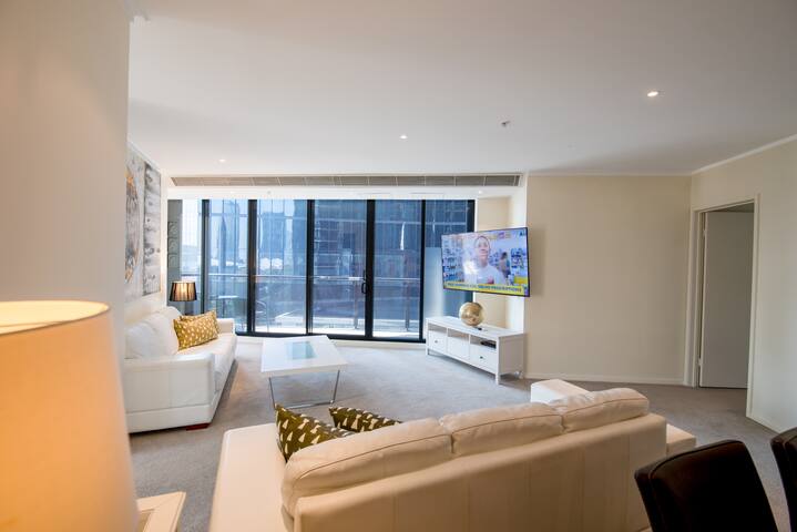 Unique 4-Bedroom Apt. with Balcony | Casino, MCEC gallery image 4