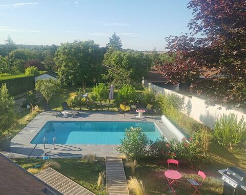 3 bedroom house, pool and near Futuroscope.
