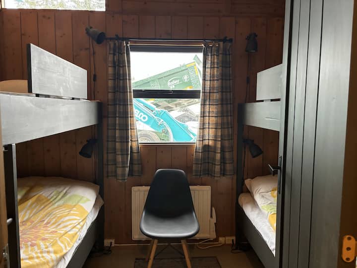 2 кревета на спрат, вкупно 4 кревета. Секој кревет е со димензии 80x200cm. Долните кревети имаат двојни душеци за дополнителна удобност.