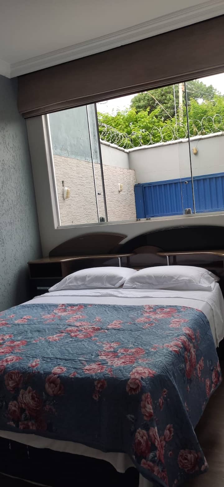 Sovrum 01 - Utsikt över den privata delen och garaget.
