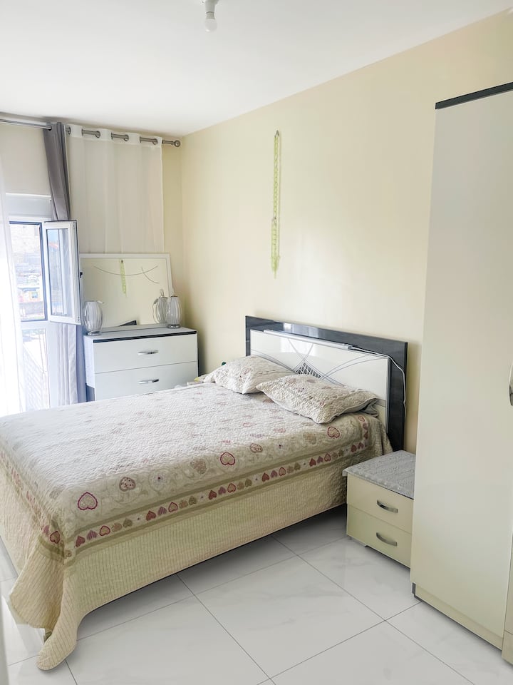 Dormitorio 2 con cama doble, mesita de noche y espacio de almacenamiento