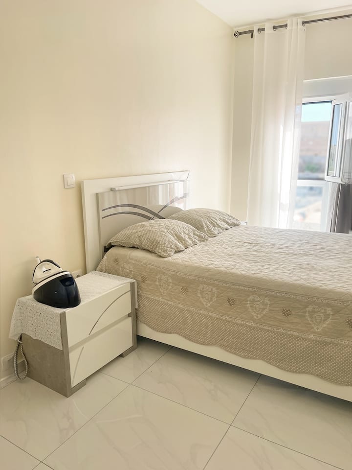 Habitación con cama doble, mesita de noche