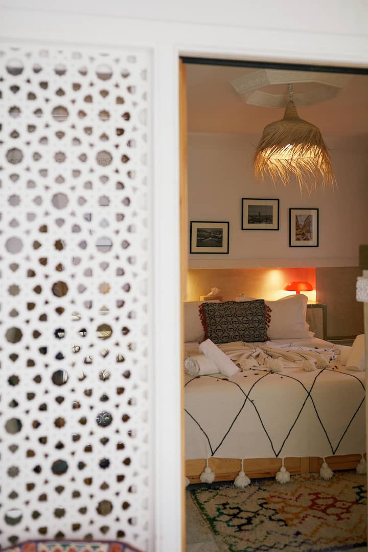 Апартамент 1: елегантен апартамент с голямо двойно легло (180 x 200 cm), преобразуемо в две единични легла (90 x 200 cm) според вашите нужди.
Има климатик, както и собствена баня с тоалетна.