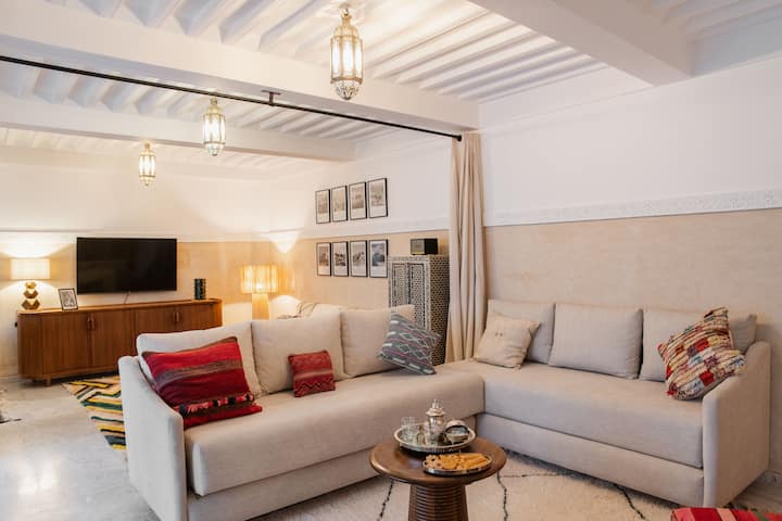 Топла модулна всекидневна в спалня с два разтегателни дивана, предлагащи легло с размер king size или две единични легла. Идеално за двойка или две деца. Тоалетни наблизо. Уютна атмосфера и изискан декор.