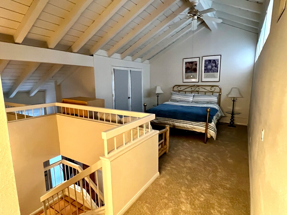 Loft me krevat dopio "King" në katin e dytë me tapet të ri të freskët.