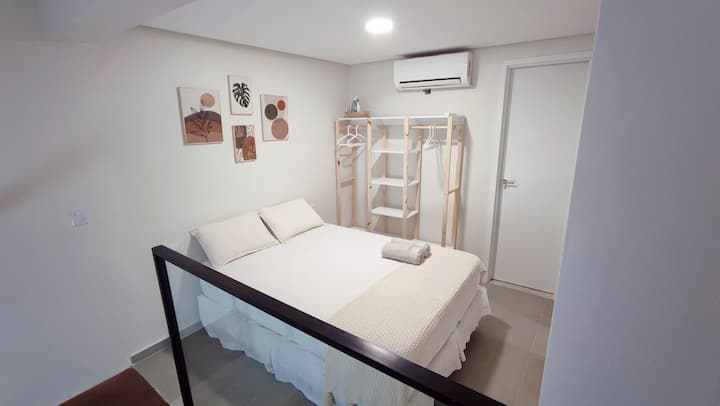 Ღამის ატმოსფერო ნათელ ოთახში.
