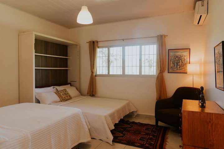 温暖的灯光、精心挑选的艺术品和舒适的阅读椅营造出一个宁静的地方，让你在一天的冒险后放松身心。 