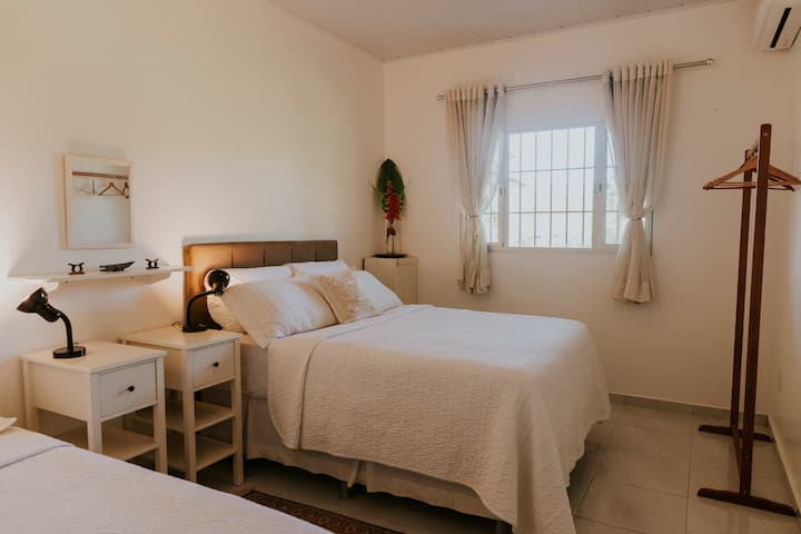 这间舒适的房间可容纳3人，设有一张双人床和一张单人床，非常适合想要同住的带小孩的父母或三个孩子。