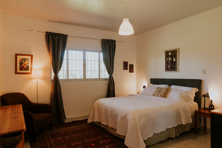 这间客房明亮而宁静，配有舒适的床、遮光窗帘，还有扶手椅和独特艺术品等贴心细节。 