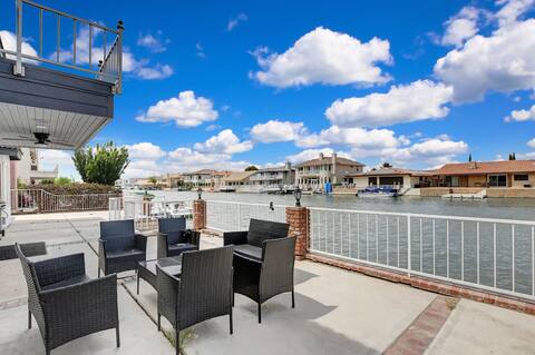 Lakefront Lakehouse Retreat