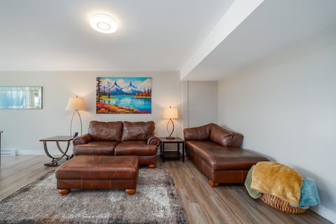 Top performing Airbnb: Sunny Hillside Getaway Near Beach and Rail Trail! in Lake Country