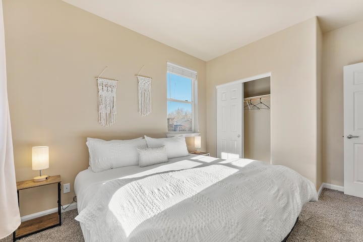 Ჩვენი მეორადი საძინებელი მოიცავს კომფორტულ საწოლს King და ახალ თეთრეულს.