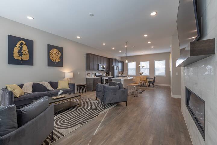 A Dream Getaway with Rooftop Mountain Views! gallery image 5