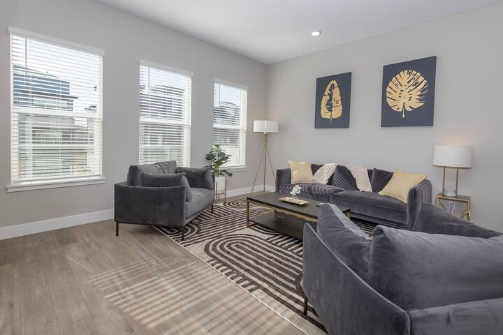 A Dream Getaway with Rooftop Mountain Views! gallery image 2