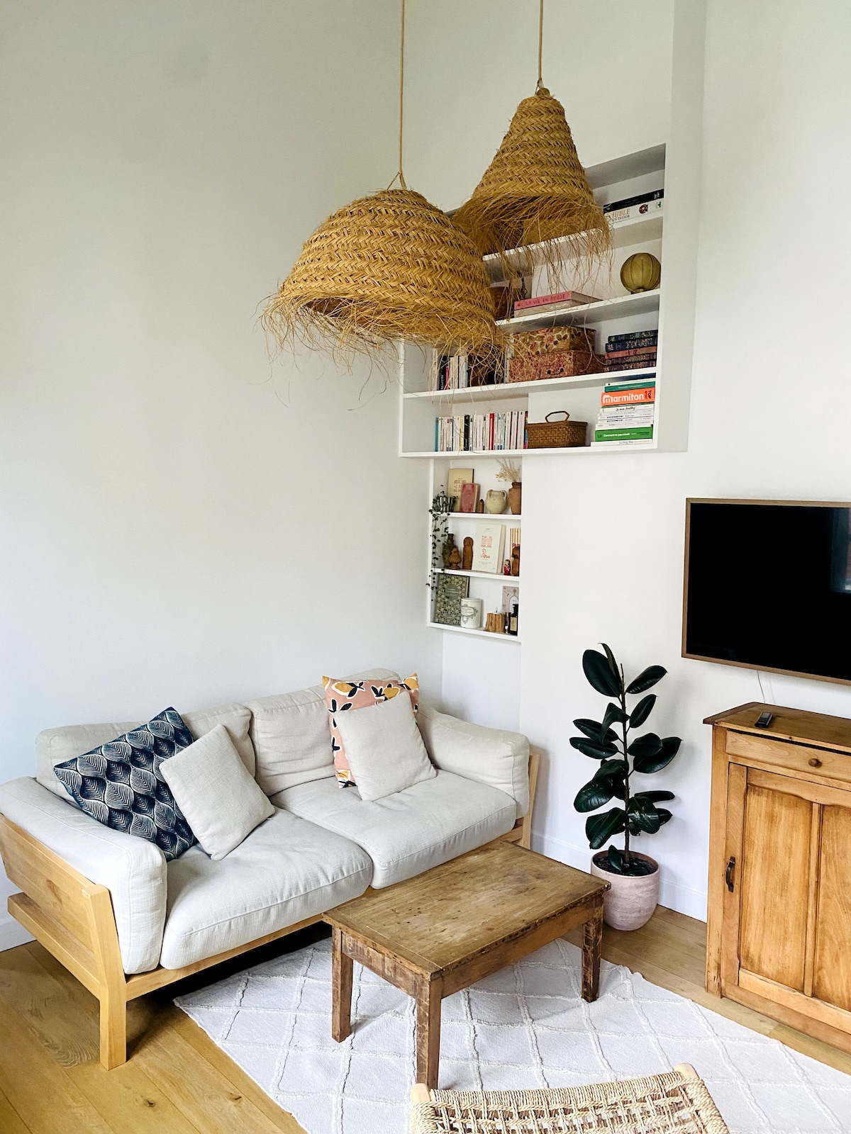 Popular Airbnb listing: Charming apartment with balcony in Paris 17e Arrondissement