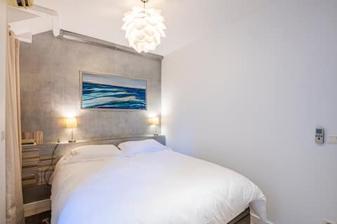 Popular Airbnb listing: Charming, cozy, quiet accommodation with air conditioning in Neuilly Sur Seine