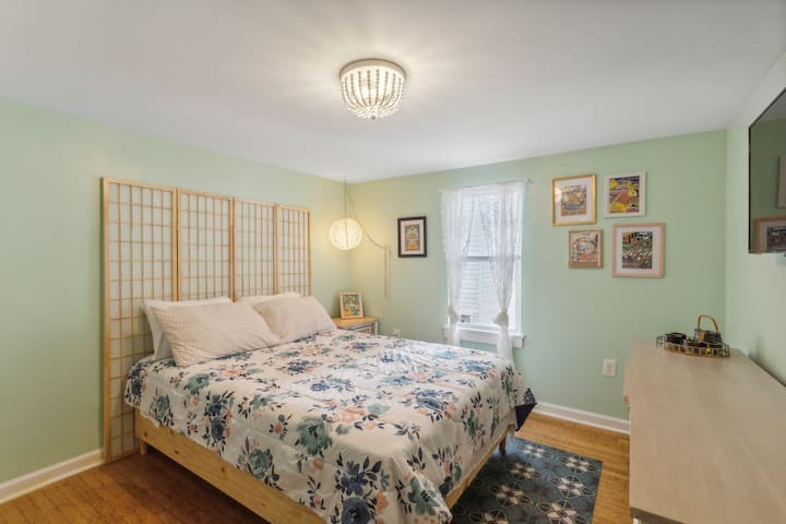 Оваа спална соба е собата во Ханој. Додека патувавме во Виетнам, го откривме овој уметник во мало кафуле. Во оваа соба ќе ја најдете целата  колекција на нејзината уметност од тигар Балсам заедно  со други традиционални азиски влијанија.