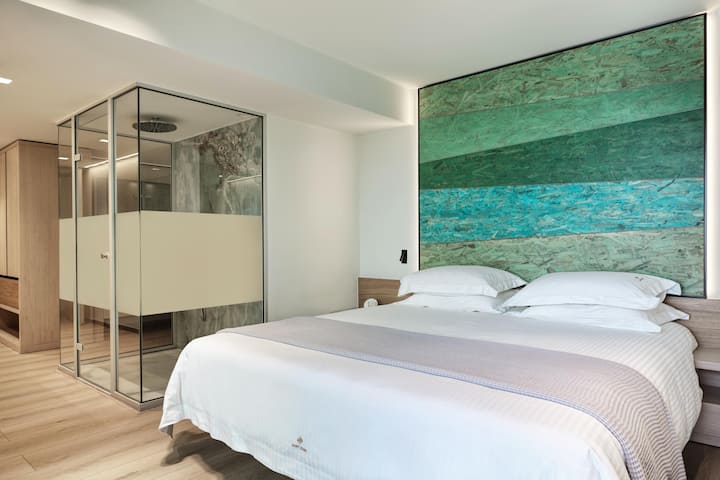 Terceiro quarto no piso inferior que oferece duas camas de solteiro facilmente conversíveis em uma cama king-size.