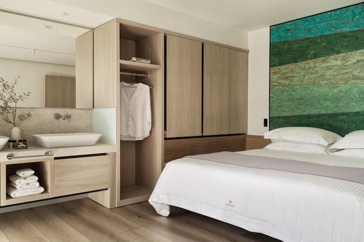 Quarto no piso inferior que oferece duas camas individuais (0,90x2,00) facilmente conversíveis em uma cama king-size mediante solicitação.