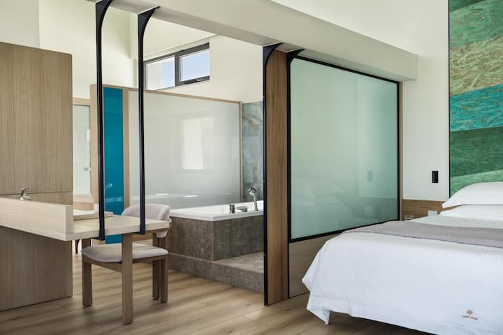 Segundo quarto no primeiro andar com cama king size.