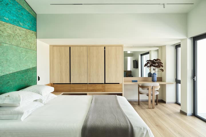 Quarto principal no primeiro andar com um quarto King (1,80 X 2,00), facilmente convertido em duas camas de solteiro.