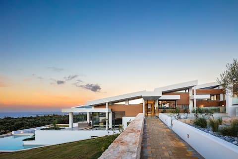 Art & Design Villa with Maid Service by etouri