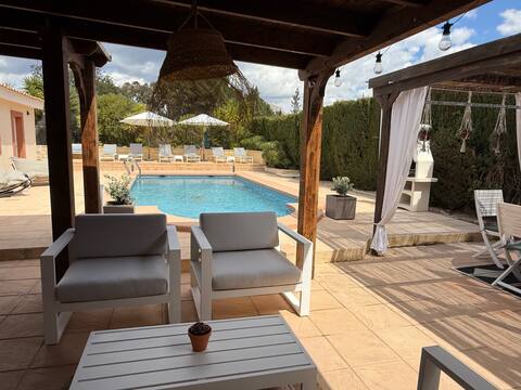 Beautiful villa and pool ideal for 1 or 2 families
